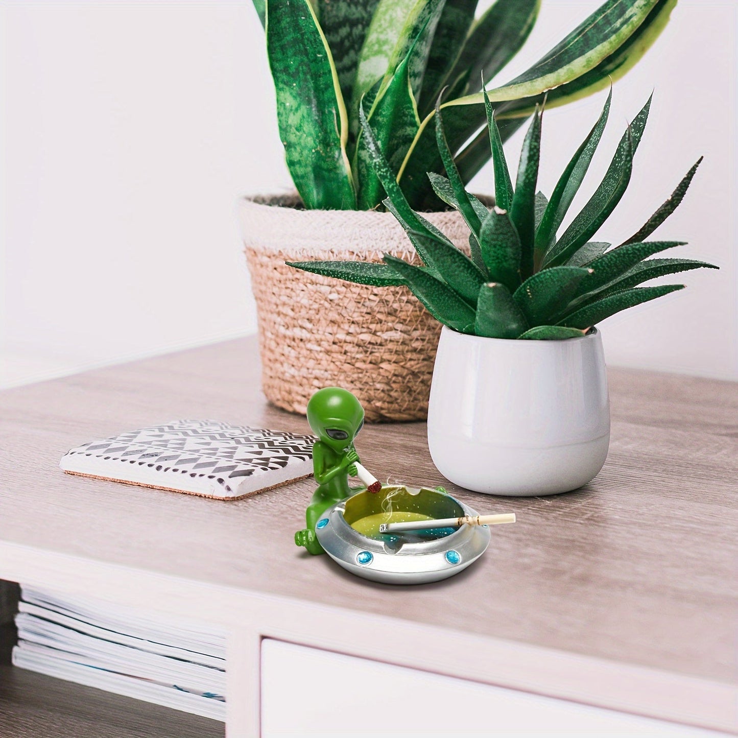 Cute Alien Ashtray – Creative Desktop Decor